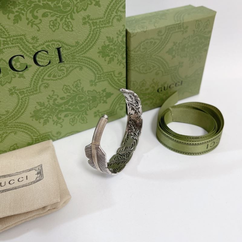 G*u*i bracelets